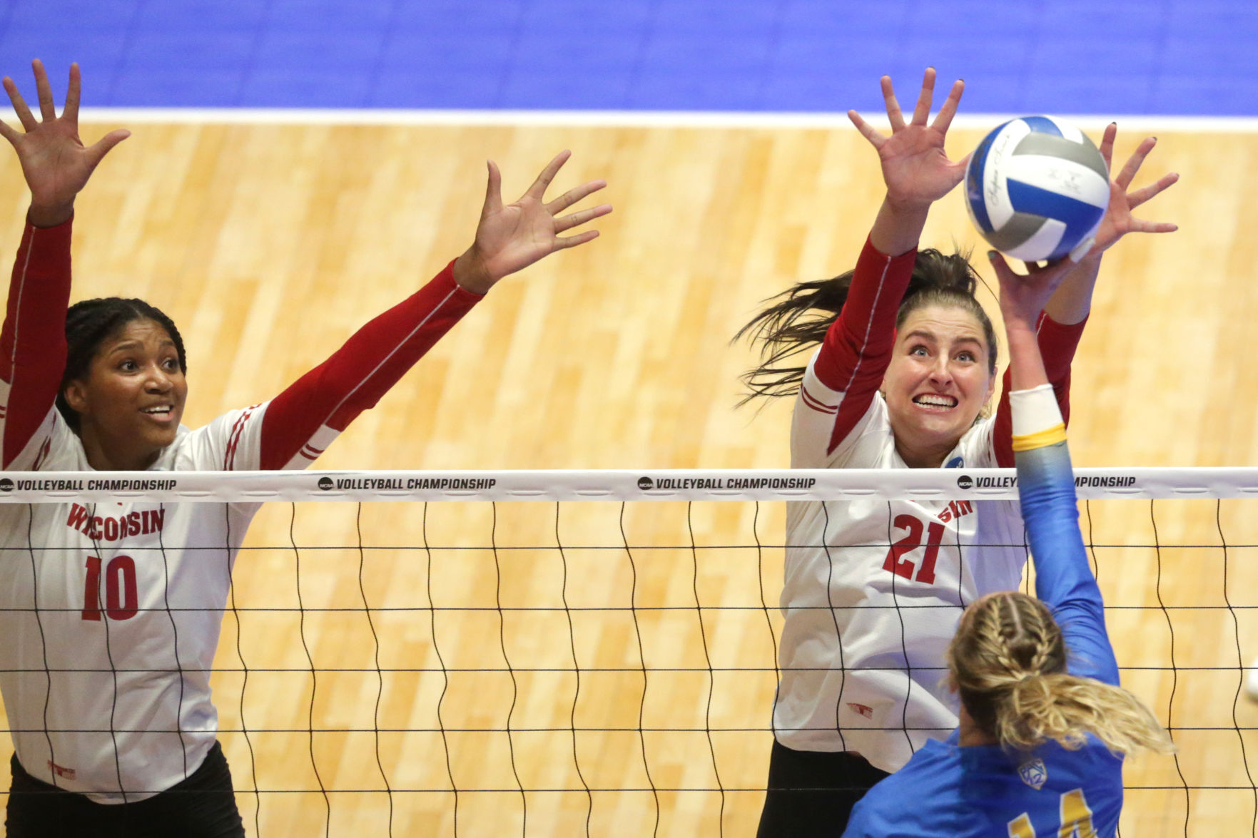 120921_uwvolleyball_02-12092021193429